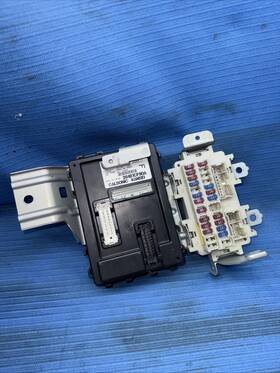 284b1cf90a Nissan 7564 06-07 Infiniti G35 Body Control Module Oem Interior Bcm Fuse Panel